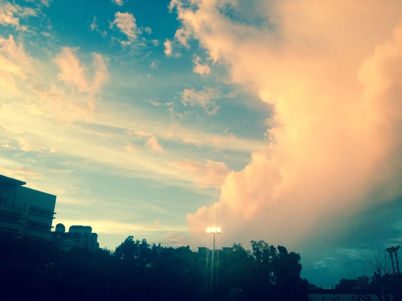 幫夏天的天空摻一點藍